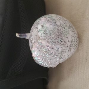 VINTAGE BEAUTIFUL APPLE SHAPED DECORATIVE GLASS PAPER WEIGHT.
